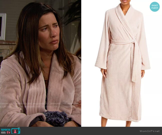 Eberjey Chalet Plush Robe in Light Blush worn by Steffy Forrester (Jacqueline MacInnes Wood) on The Bold and the Beautiful