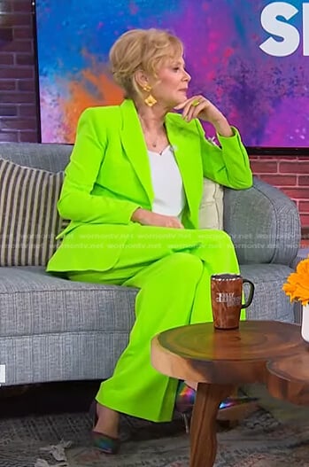 Jean Smart's lime green blazer and pants on The Kelly Clarkson Show