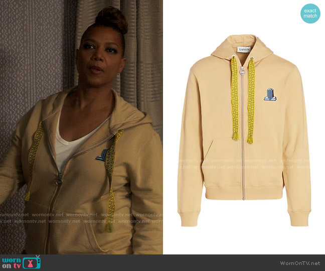 WornOnTV: Robyn’s beige logo patch hoodie and arrow slippers on The ...