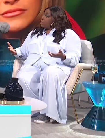 Loni’s blue blouse and wide leg pants on E! News Daily Pop