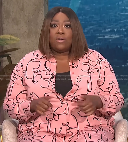 Loni's pink abstract print blouse and pants on E! News Daily Pop