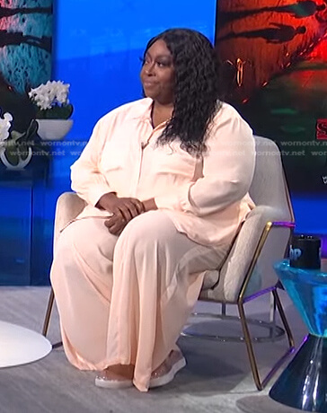 Loni’s pink blouse and wide-leg pants on E! News Daily Pop