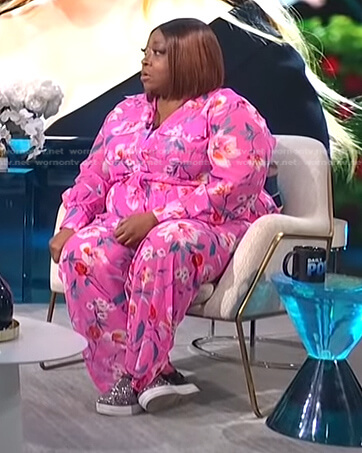 Loni’s pink floral blouse and pants on E! News Daily Pop