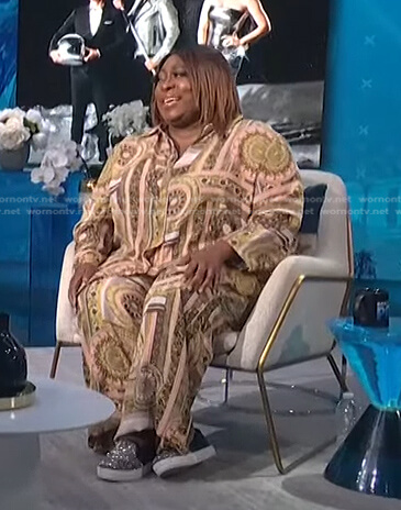 Loni’s floral print shirt and pants on E! News Daily Pop