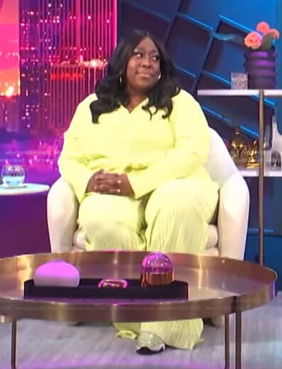 Loni’s yellow pleated blouse and pants on E! News Nightly Pop