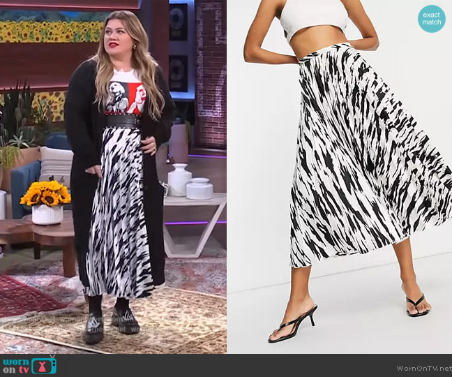 Satin Pleated midi skirt in mono zebra print by ASOS worn by Kelly Clarkson  on The Kelly Clarkson Show