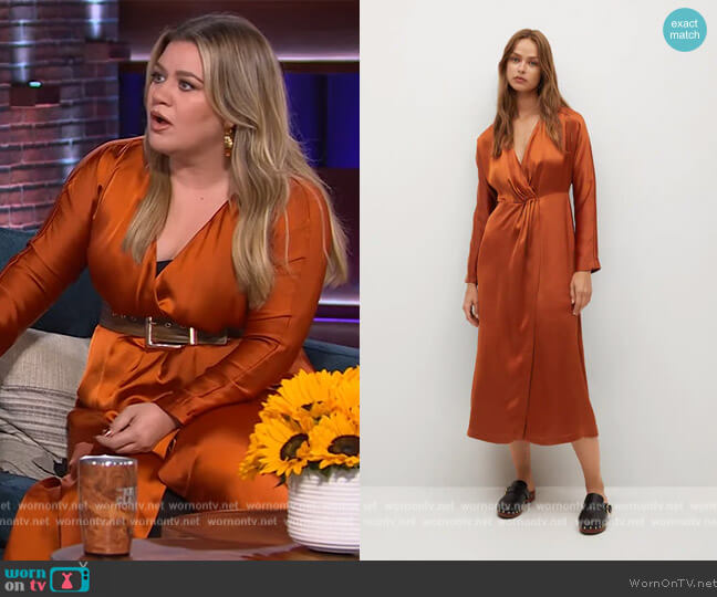 Pleated satin dress by Mango worn by Kelly Clarkson  on The Kelly Clarkson Show