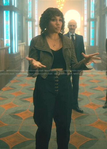 Allison’s grey suede jacket and buttoned jeans on The Umbrella Academy