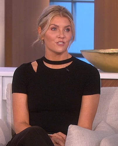 Amanda’s black distressed tee on The Talk