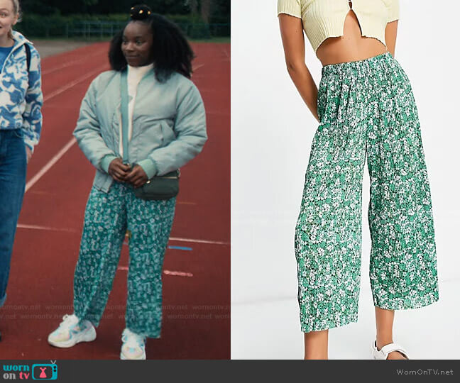 ASOS DESIGN Plisse Culotte Pants with Whimsy Floral Print worn by Tara Jones (Corinna Brown) on Heartstopper