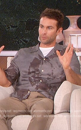 Chace Crawford’s gray tie dye shirt on The Talk