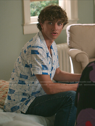 Jeremiah’s blue and whote printed shirt on The Summer I Turned Pretty