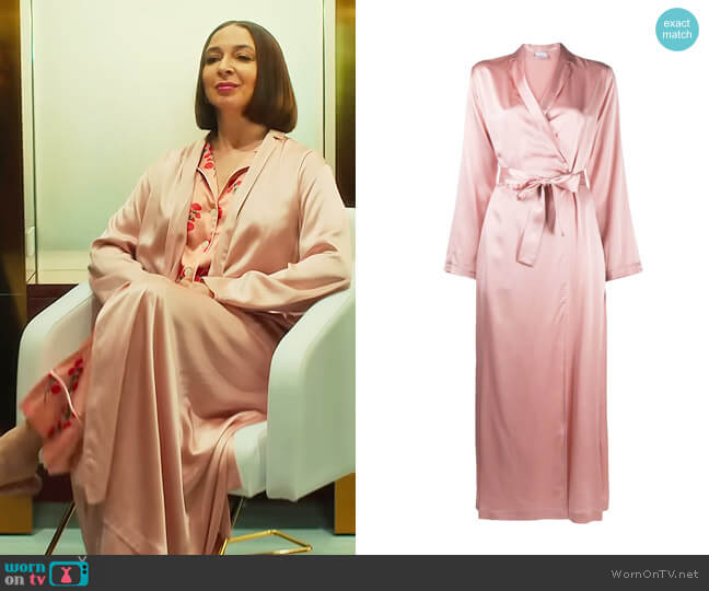 La Perla Long Silk-Satin Robe worn by Molly Novak (Maya Rudolph) on Loot