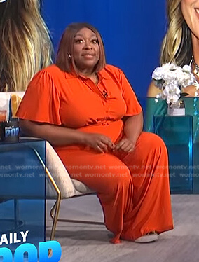 Loni’s orange knotted top and wide-leg pants on E! News Daily Pop