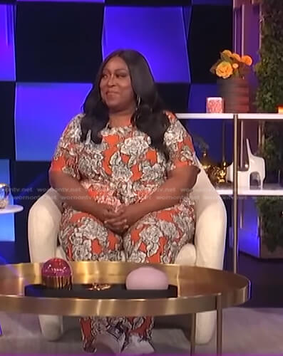 Loni’s orange floral tie front top and pants on E! News Daily Pop