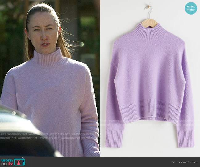 & Other Stories Cropped Mock Neck Sweater worn by Becky Green (Erin Doherty) on Chloe