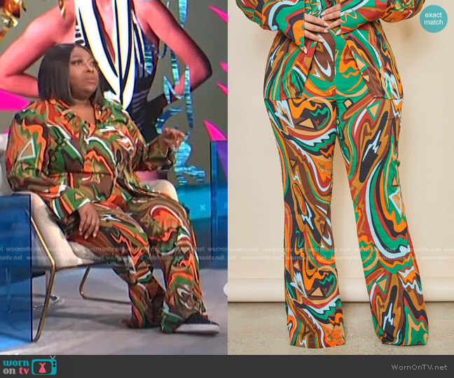 WornOnTV: Loni’s abstract print blouse and pants on E! News Daily Pop ...