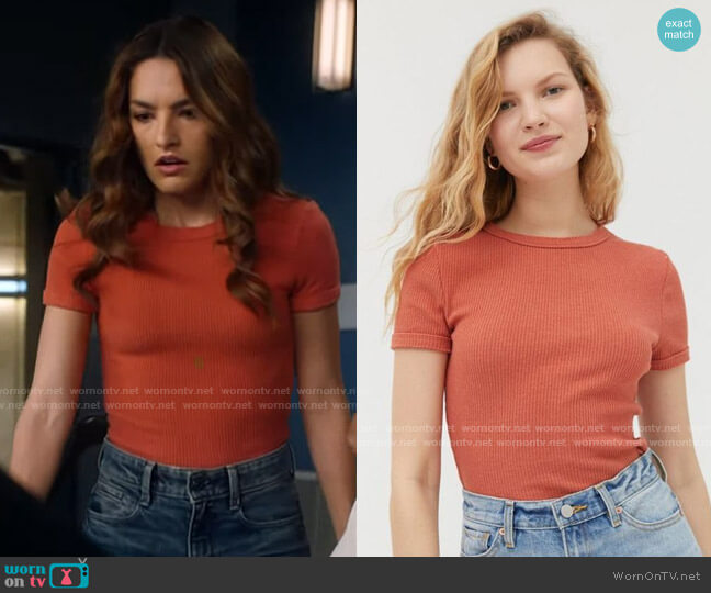 UO Perfect Ribbed Baby Tee worn by Allegra Garcia (Kayla Compton) on The Flash