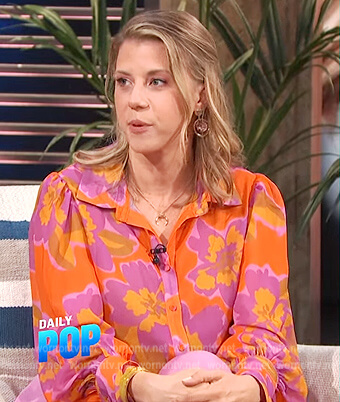 Jodie Sweetin’s orange floral blouse on E! News Daily Pop