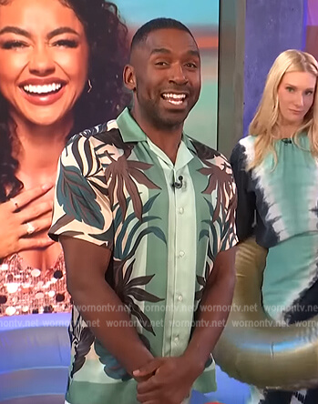 Justin’s sage floral print shirt on E! News Daily Pop