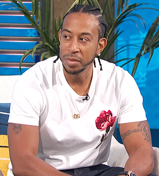 Ludacris’s white rose print tee on E! News Daily Pop