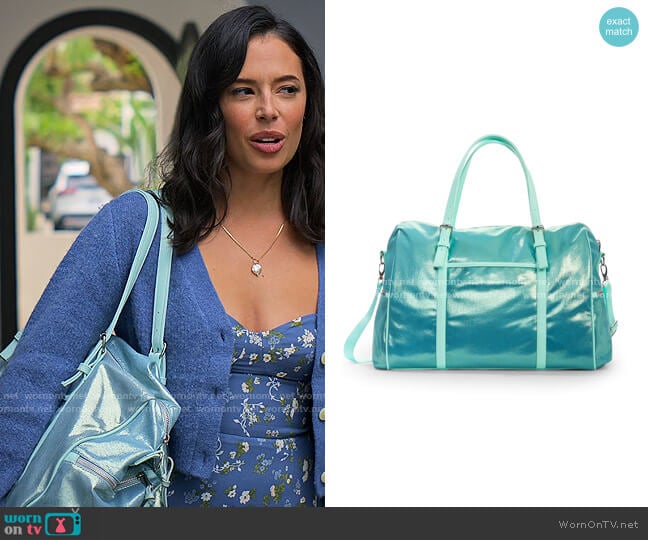 No Boundries Metallic Weekender Bag worn by Jessie (Chloe Bridges) on Maggie