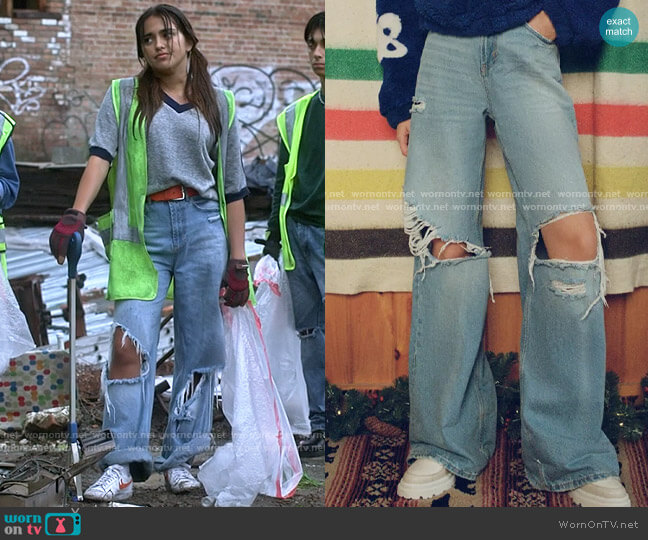 BDG at Urban Outfitters Skater Extra Baggy Jean in Tinted Denim worn by Noa Olivar (Maia Reficco) on Pretty Little Liars Original Sin