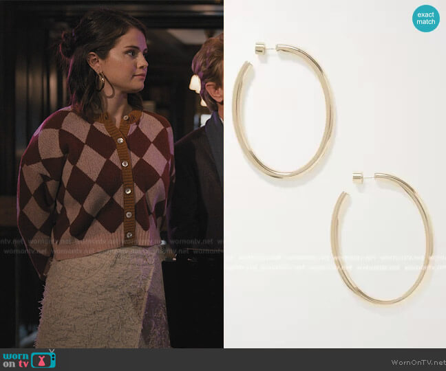 Law gold-plated hoop earrings by Jennifer Fisher worn by Mabel Mora (Selena Gomez) on Only Murders in the Building
