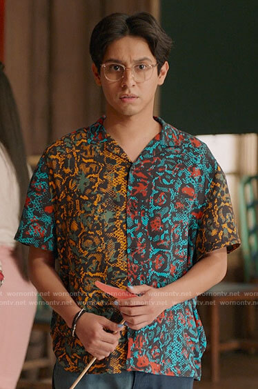 Carlos’s colorblock snake print shirt on High School Musical The Musical The Series