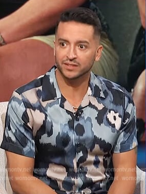 Jai Rodriguez’s blue floral satin shirt on E! News Daily Pop