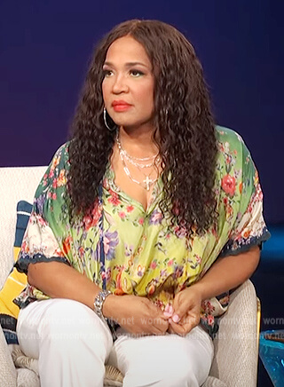 Kym Whitley’s floral blouse on E! News Daily Pop