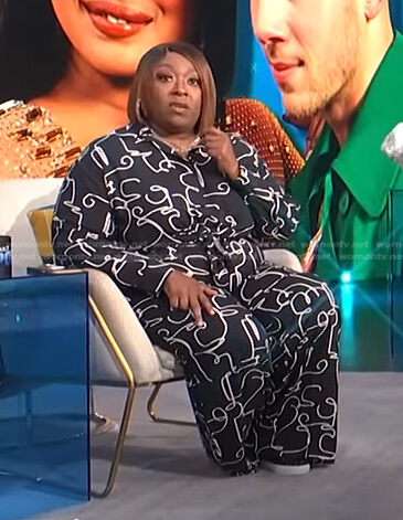 Loni's black printed blouse and wide-leg pants on E! News Daily Pop