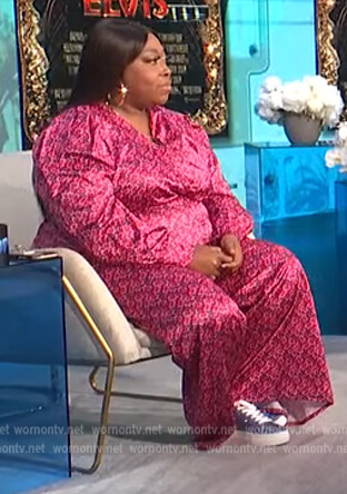Loni's pink floral top and pants on E! News