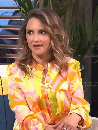 Rachael Leigh Cook’s yellow printed blouse on E! News Daily Pop