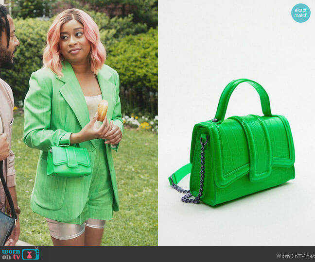 Zara Mini City Bag worn by Phoebe (Phoebe Robinson) on Everythings Trash