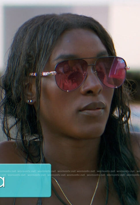Zeta's black and gold sunglasses on Love Island USA