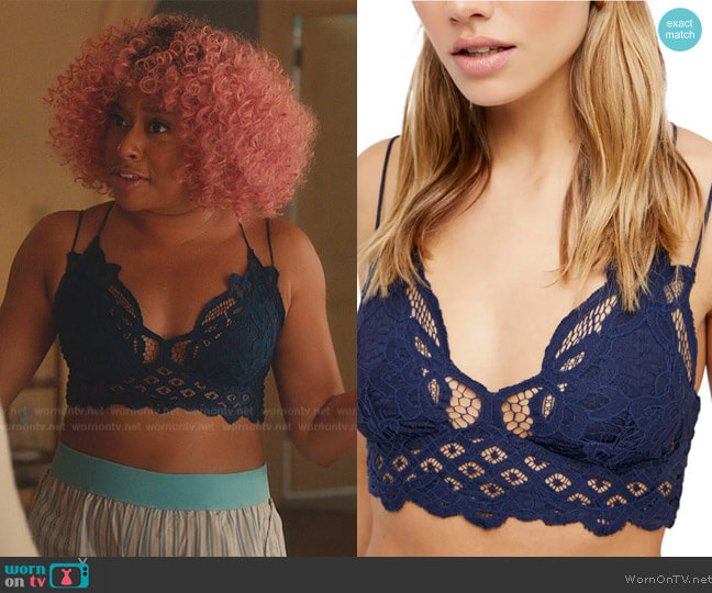 Phoebe’s navy lace bralette on Everythings Trash