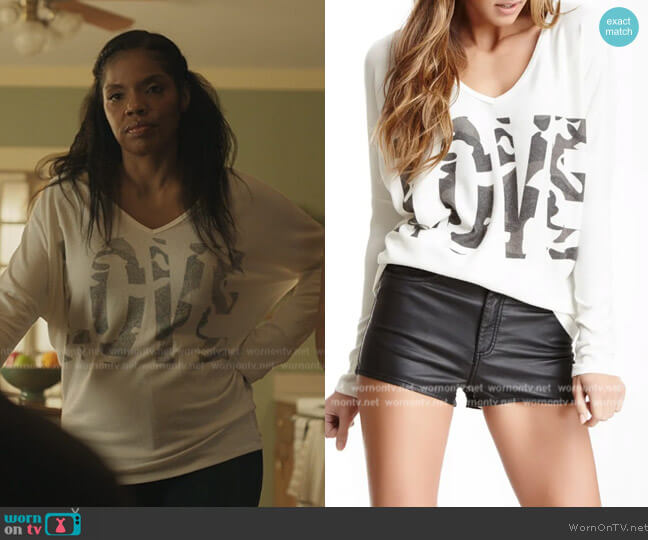 Go Couture Printed V-Neck Dolman Sweater worn by Nina (Tyla Abercrumbie) on The Chi