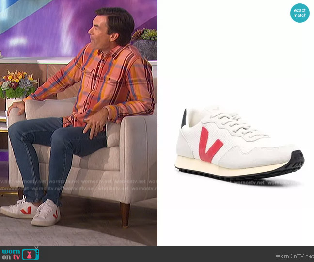 Logo-patch low-top sneakers worn by Jerry O'Connell on The Talk