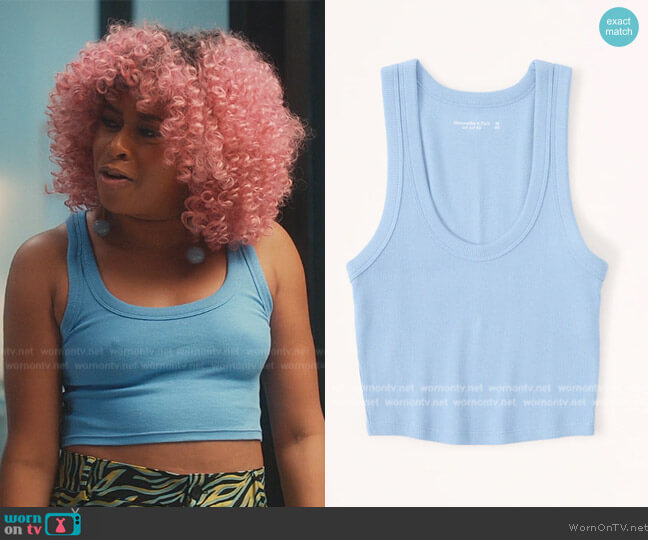 Abercrombie and Fitch Essential Scoopneck Tank worn by Phoebe (Phoebe Robinson) on Everythings Trash