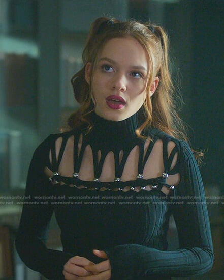 Beatrix’s black ribbed blaid sweater on Fate The Winx Saga