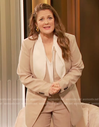 Drew’s beige collarless blazer on The Drew Barrymore Show