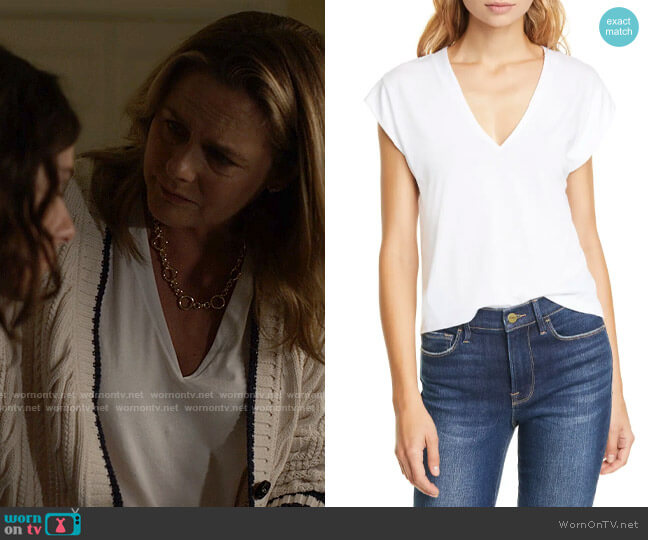 Frame Le Mid Rise V-Neck Tee in Blanc worn by Erin (Alicia Silverstone) on American Horror Stories