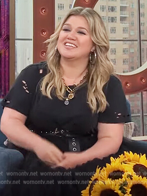 Kelly’s black distressed tee on The Kelly Clarkson Show