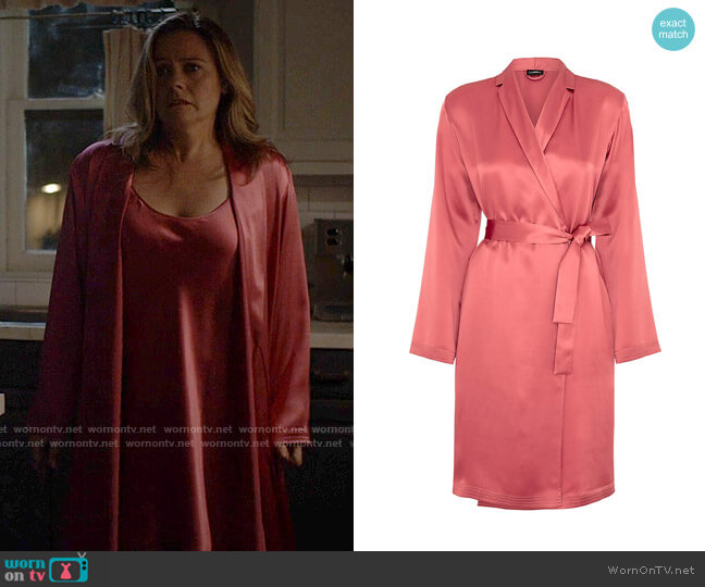 La Perla Satin Silk Short Robe in Rose Noisette worn by Erin (Alicia Silverstone) on American Horror Stories