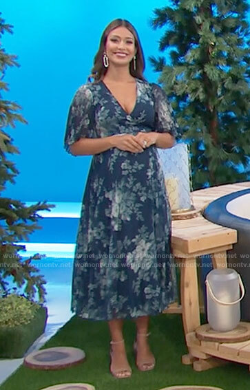 Manuela’s teal floral maternity dress on The Price is Right