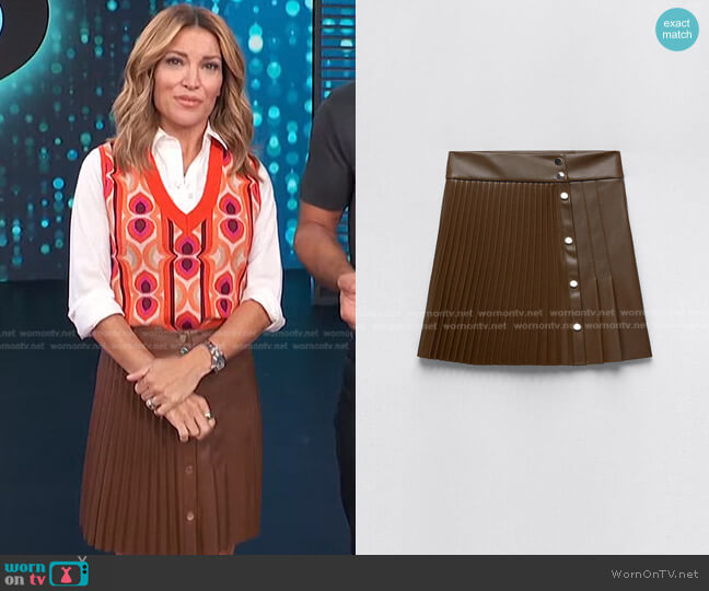 Zara Pleated Faux Leather Skirt worn by Kit Hoover on Access Hollywood