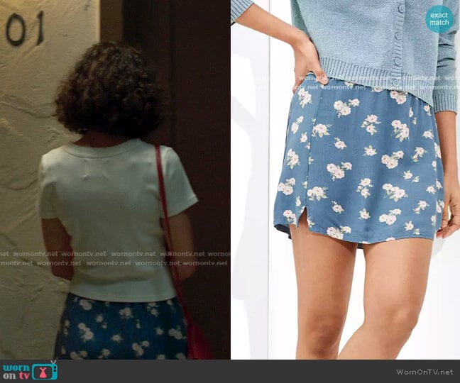 American Eagle Floral Notched Mini Skirt worn by Jennifer Walters (Tatiana Maslany) on She-Hulk Attorney at Law