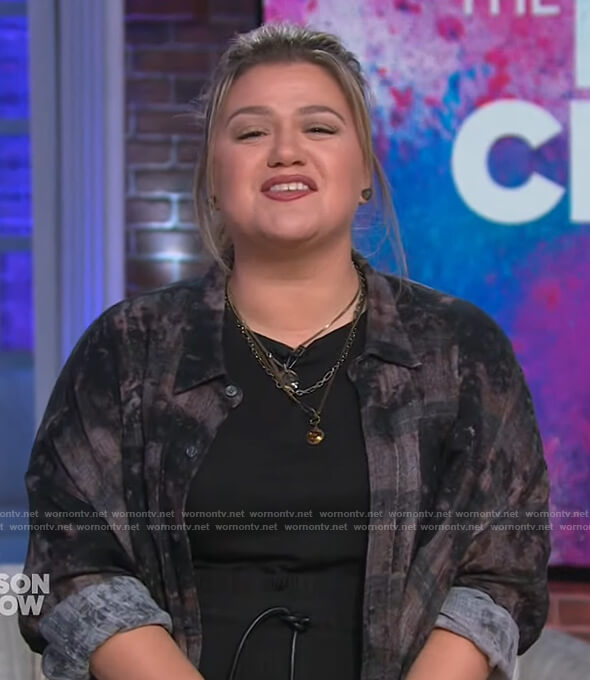 Kelly’s black tie dye shirt on The Kelly Clarkson Show