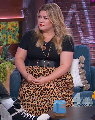 Kelly’s leopard print skirt on The Kelly Clarkson Show